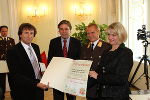 v.l.n.r. Vertreter der Marktgemeinde Neumarkt Versorgungsbetriebe GmbH wird von Mag. Franz Voves, Landesfeuerwehrkommandant Albert Kern und  LH WK-Vizepräsidentin Mag. Regina Friedrich augezeichnet