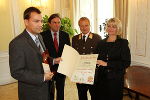 v.l.n.r. Vertreter der Fa. Rondo Ganahl AG wird von Mag. Franz Voves, Landesfeuerwehrkommandant Albert Kern und  LH WK-Vizepräsidentin Mag. Regina Friedrich augezeichnet