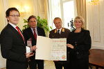v.l.n.r. Vertreter TSF Technisches Service GmbH wird von Mag. Franz Voves, Landesfeuerwehrkommandant Albert Kern und  LH WK-Vizepräsidentin Mag. Regina Friedrich augezeichnet