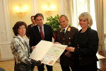 v.l.n.r. Vertreterin der Maschinenbau Koller GesmbH wird von Mag. Franz Voves, Landesfeuerwehrkommandant Albert Kern und  LH WK-Vizepräsidentin Mag. Regina Friedrich augezeichnet