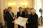 v.l.n.r. Vertreter der Murauer Stadtwerke GesmbH wird von Mag. Franz Voves, Landesfeuerwehrkommandant Albert Kern und  LH WK-Vizepräsidentin Mag. Regina Friedrich augezeichnet