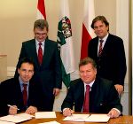 von Bürgermeister Tomasz Kucharski aus Olsztyn/Tschenstochau (links vorne) und Mag. Wilfried Leitgeb (ICS) unterschrieben. von Bürgermeister Tomasz Kucharski aus Olsztyn/Tschenstochau (links vorne) und Mag. Wilfried Leitgeb (ICS) unterschrieben.