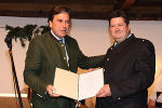 LH Voves und der Bürgermeister von Oberweg Johann Taferner mit der Verleihungsurkunde für das neue Gemeindewappen. © Peter Schaufler / bei Quellenangabe honorarfrei; LH Voves und der Bürgermeister von Oberweg Johann Taferner mit der Verleihungsurkunde für das neue Gemeindewappen.