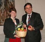 Die amtierende Apfelprinzessin Christina mit LH Voves, Abdruck bei Quellenangabe honorarfrei © Landespressedienst Die amtierende Apfelprinzessin Christina mit LH Voves, Abdruck bei Quellenangabe honorarfrei