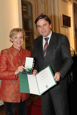 ORF-Moderatorin Christine BRUNNSTEINER wird von Mag. Franz Voves geehrt © Frankl, Foto bei Quellenangabe honorarfrei