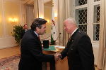 Univ.Prof.Dr. Manfred Lahousen wird von Landeshauptmann Franz Voves geehrt. 