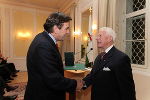 Dipl.-Ing. Alban Vigelius wird von Landeshauptmann Franz Voves geehrt. 
