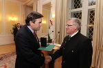 Bürgermeister Rupert Gruber wird von Landeshauptmann Franz Voves geehrt. 