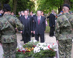 Schwarzes Kreuz-Landesgeschäftsführer LAbg. Peter Rieser und Konsul Dr. Gerold Ortner bei der Kranzniederlegung in Przemysl. Schwarzes Kreuz-Landesgeschäftsführer LAbg. Peter Rieser und Konsul Dr. Gerold Ortner bei der Kranzniederlegung in Przemysl.