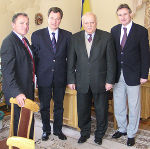 Verhandlungen mit der Lemberger Gebietsverwaltung - Peter Rieser, Leiter für Europa- und Außenbezeihung Mag. Ludwig Rader, der Lemberger Vizegouverneur Volodymyr Herytch und A1-Chef Dr. Manfred Lind. Fotos: Landespressedienst Verhandlungen mit der Lemberger Gebietsverwaltung - Peter Rieser, Leiter für Europa- und Außenbezeihung Mag. Ludwig Rader, der Lemberger Vizegouverneur Volodymyr Herytch und A1-Chef Dr. Manfred Lind. Fotos: Landespressedienst