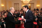 Univ.-Prof. Mag. Dr. Karl-Albrecht KUBINZKY wird von Landeshauptmann Franz Voves geehrt.  © Frankl, Foto bei Quellenangabe honorarfrei