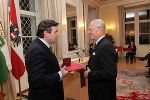 Univ.-Prof. Dr. Werner LIST wird von Landeshauptmann Franz Voves geehrt. 