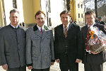 Bei der feierlichen Eröffnung des neuen Marktplatzes in Wies (v.l.n.r.): BH Müller, Pfarrer Mag. Anton Neger, LH Voves, Bgm. Waltl. © Hannes Waltl
