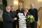 Karl Neubauer (Leutschach), LAbg. Peter Tschernko (Eichberg-Trautenburg), Reinhold Elsnig (Glanz an der Weinstraße) und Gottfried Postl (Schloßberg), mit Landeshauptmann Waltraud Klasnic bei der Präsentation der "Rebenland-Chronik". Karl Neubauer (Leutschach), LAbg. Peter Tschernko (Eichberg-Trautenburg), Reinhold Elsnig (Glanz an der Weinstraße) und Gottfried Postl (Schloßberg), mit Landeshauptmann Waltraud Klasnic bei der Präsentation der "Rebenland-Chronik".