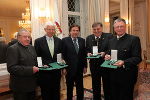 Erhielten von Landeshauptmann Mag. Franz Voves (Mitte) das Große Goldene Ehrenzeichen des Landes Steiermark überreicht(v.l.): Hubert Pengg, Univ.-Prof. Dr. Reinhard Rack, Prof. Horst Goldemund und Kommerzialrat Peter Mühlbacher. © Fotos: Frankl / bei Quellenangabe honorarfrei