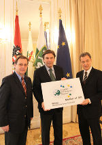 Freuen sich über den "Communicating Europe Award 2009": Der Vorsitzende des Europaausschusses im Landtag Steiermark, Erich Prattes, Landeshauptmann Mag. Franz Voves und Europaabteilungsleiter Mag. Ludwig Rader. © Landespressedienst