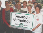 Graz/Paldau.- Landeshauptmann Waltraud Klasnic hat am Sonntag, dem 20. Juni, dem Paldauer Bürgermeister Anton Gutmann die Auszeichnung „Gesunde Gemeinde“ verliehen. Paldau ist nun eine von acht steirischen Gemeinden, die ihre Gäste schon bei der Ortseinfahrt mit einer „Gesunde Gemeinde“-Tafel grüßen können.   (von links): Mag. Sigrid Schröpfer, Bürgermeister Anton Gutmann, Landeshauptmann Waltraud Klasnic und Mitglieder des Gesundheitskreises Paldau bei der Verleihung im Rahmen eines Festaktes. Foto: Gemeinde Paldau