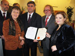 Die Stellvertretende Außenministerin Albaniens, Edit Harxhi (rechts), überreichte die "Bestallungsurkunde" an die künftige Honorarkonsulin Dr. h.c. Marianne Graf; sowohl Botschafter Gilbert Galanxhi (Mitte) als auch der Geschäftsträger Mag. Egin Ceka,(links) waren zu dem Festakt bei Landtagspräsident Dr. Kurt Flecker aus Wien angereist. © "europe direct Steiermark" / Heinrich Fischer (beide Fotos - Verwendung honorarfrei bei Quellenangabe) Die Stellvertretende Außenministerin Albaniens, Edit Harxhi (rechts), überreichte die "Bestallungsurkunde" an die künftige Honorarkonsulin Dr. h.c. Marianne Graf; sowohl Botschafter Gilbert Galanxhi (Mitte) als auch der Geschäftsträger Mag. Egin Ceka,(links) waren zu dem Festakt bei Landtagspräsident Dr. Kurt Flecker aus Wien angereist.