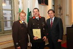 OBI Karl Rechling (m) wird von LH Mag. Franz Voves (r) und LBD Albert Kern (l) geehrt.  © Foto Frankl