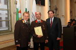 HBI Franz Ritz (m) wird von LH Mag. Franz Voves (r) und LBD Albert Kern (l) geehrt. 