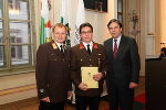 HBI Manfred Romen (m) wird von LH Mag. Franz Voves (r) und LBD Albert Kern (l) geehrt. 