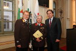 OBI Walter Scherf (m) wird von LH Mag. Franz Voves (r) und LBD Albert Kern (l) geehrt. 