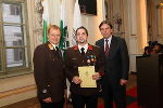 OBI Philipp Steirer (m) wird von LH Mag. Franz Voves (r) und LBD Albert Kern (l) geehrt. 