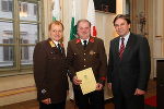 HBI Hubert Wieser (m) wird von LH Mag. Franz Voves (r) und LBD Albert Kern (l) geehrt. 