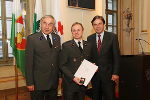 Lammer (m) wird von LH Mag. Franz Voves (r) und Univ.-Prof. DDr. Gerald Schöpfer (l) geehrt. 