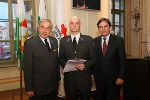 Paller (m) wird von LH Mag. Franz Voves (r) und Univ.-Prof. DDr. Gerald Schöpfer (l) geehrt. 