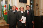 Schaffer (m) wird von LH Mag. Franz Voves (r) und Univ.-Prof. DDr. Gerald Schöpfer (l) geehrt. 