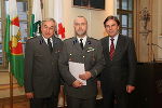 Smolarski (m) wird von LH Mag. Franz Voves (r) und Univ.-Prof. DDr. Gerald Schöpfer (l) geehrt. 