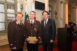 OBI Kurt Dorner (m) wird von LH Mag. Franz Voves (r) und LBD Albert Kern (l) geehrt.