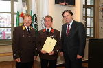 HBI Alfred Haberl (m) wird von LH Mag. Franz Voves (r) und LBD Albert Kern (l) geehrt. 