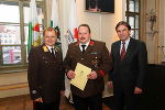 OBI Günter Kriegl (m) wird von LH Mag. Franz Voves (r) und LBD Albert Kern (l) geehrt. 