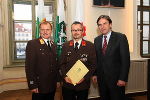 OBI Klaus Laller (m) wird von LH Mag. Franz Voves (r) und LBD Albert Kern (l) geehrt. 