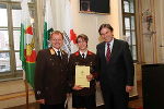 HBI Evelyn Liebmann (m) wird von LH Mag. Franz Voves (r) und LBD Albert Kern (l) geehrt. 