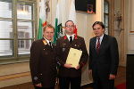 OBI Hannes Maier (m) wird von LH Mag. Franz Voves (r) und LBD Albert Kern (l) geehrt. 