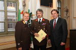 Franz Preuss (m) wird von LH Mag. Franz Voves (r) und LBD Albert Kern (l) geehrt. 