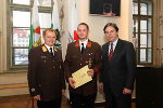 HBI Thomas Jaritz (m) wird von LH Mag. Franz Voves (r) und LBD Albert Kern (l) geehrt. 