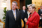 Bundespräsident Dr. Heinz Fischer und Landeshauptmann Waltraud Klasnic im Sitzungzimmer der Steiermärkischen Landesregierung in der Grazer Burg Bundespräsident Dr. Heinz Fischer und Landeshauptmann Waltraud Klasnic im Sitzungzimmer der Steiermärkischen Landesregierung in der Grazer Burg