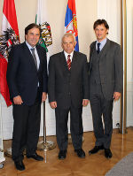 von links: Landeshauptmann Mag. Franz Voves begrüßte den neuen Botschafter Serbiens, Milovan Bozinovic und den neuen serbischen Honorarkonsul Univ.-Doz. Dr. Dieter H.M. Szolar in der Grazer Burg © Land Steiermark / "europe direct" - js