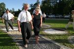 Bürgermeister Josef Singer und LH Klasnic testen des Barfußparcours der neuen Kneippanlage in Tiefenbach. Foto: Gerhard Dusek