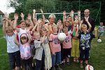 LH Waldtraud Klasnic und Bürgermeister Josef Rechberger mit Stamberger Kindern am neuen Spiel- und Sportplatz. Foto: Gerhard Dusek