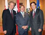 Der slowakische Botschafter Dr. Peter Lizák mit dem neuen Honorarkonsul Mag. Volker Pichler und Landeshauptmann Mag. Franz Voves bei der Eröffnungfeier des neuen Honorarkonsulats in Graz (v.l.n.r.). © Land Steiermark / "europe direct" - js