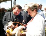 Bürgermeister Valentin Warga überreicht Landeshauptmann Waltraud Klasnic Köstlichkeiten aus der Region. Foto: Gerhard Dusek
