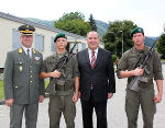 Heinz Zöllner, Militärkommandant der Steirermark (l.) und LH-Stv. Siegfried Schrittwieser mit jungen Wehrmännern Heinz Zöllner, Militärkommandant der Steirermark (l.) und LH-Stv. Siegfried Schrittwieser mit jungen Wehrmännern