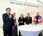 "Es wird gebaut": LH Franz Voves mit LR Kristina Edlinger-Ploder, Bundesministerin Doris Bures, Bundeskanzler Werner Faymann und LH Gerhard Dörfler (v. l.) © Fotos: Fischer; bei Quellenangabe honorarfrei "Es wird gebaut": LH Franz Voves mit LR Kristina Edlinger-Ploder, Bundesministerin Doris Bures, Bundeskanzler Werner Faymann und LH Gerhard Dörfler (v. l.)
