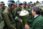 LH Voves überreicht den Siegespokal an die Gruppe Hierzenriegl 2 aus dem Bezirk Feldbach. © Feuerwehr/Fink LH Voves überreicht den Siegespokal an die Gruppe Hierzenriegl 2 aus dem Bezirk Feldbach.