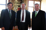 LH Voves, Maestro Harnoncourt und LH-Vize Schützenhöfer beim Empfang durch die Steiermärkische Landesregierung im Schloss Eggenberg. © Foto Wolf LH Voves, Maestro Harnoncourt und LH-Vize Schützenhöfer beim Empfang durch die Steiermärkische Landesregierung im Schloss Eggenberg.